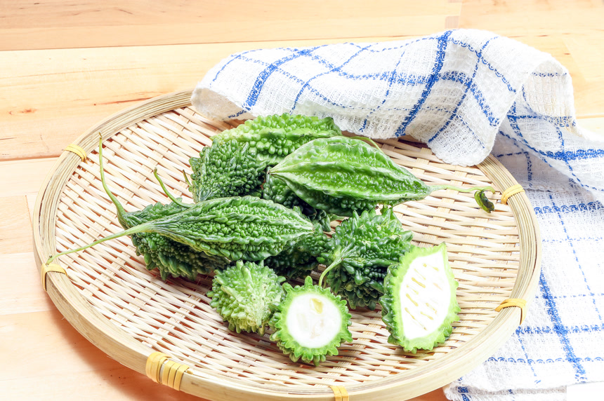 竹筐里的新鲜绿色小苦瓜瓜果蔬菜素材农作物