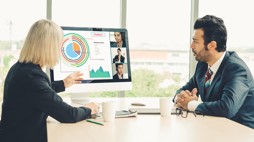 视频通话组的商务人士在虚拟工作场所或远程办公室见面。使用智能视频技术通过远程工作电话会议与专业企业的同事进行沟通.