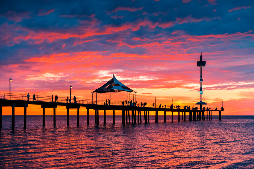 人们走在布赖顿码头在日落时分风景景观 