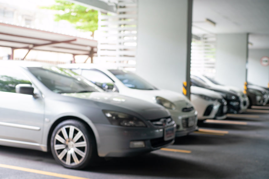 带有车道标志选择性焦点运输背景的公寓室外停车场