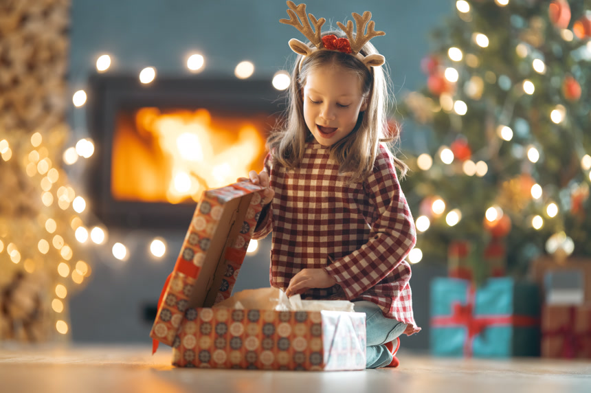收到圣诞礼物的小女孩开心的叫起来圣诞主题背景壁纸