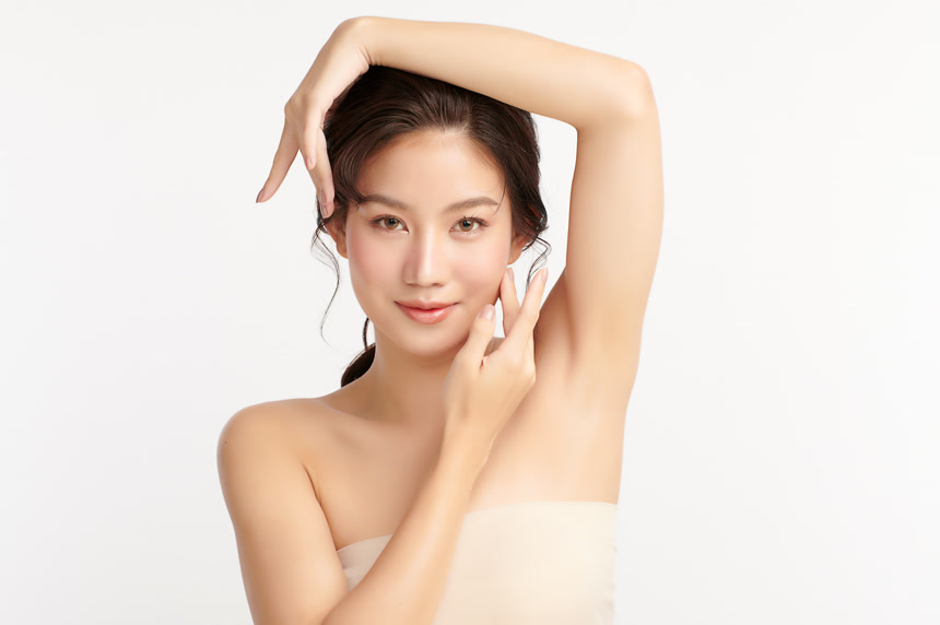 年轻美丽的亚洲女人，有着洁白的背景、脸蛋护理、面部护理、美容美发、美容美发、水疗、亚洲女性肖像.