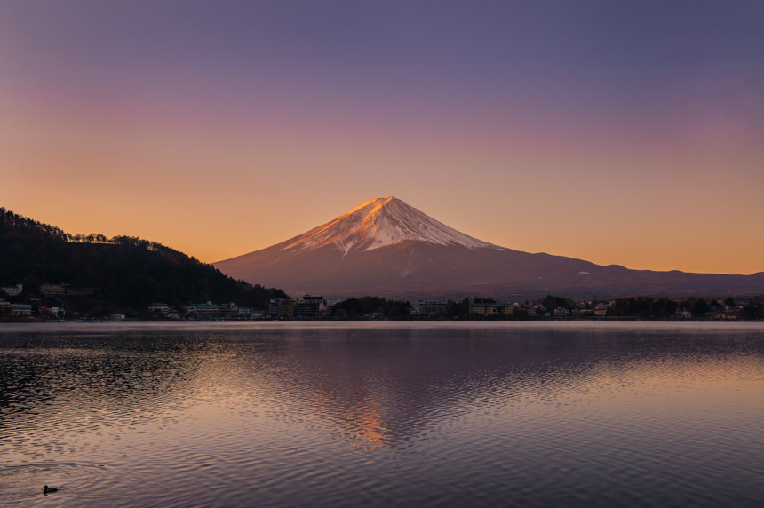 日本富士山脚下的湖泊自然风景航拍