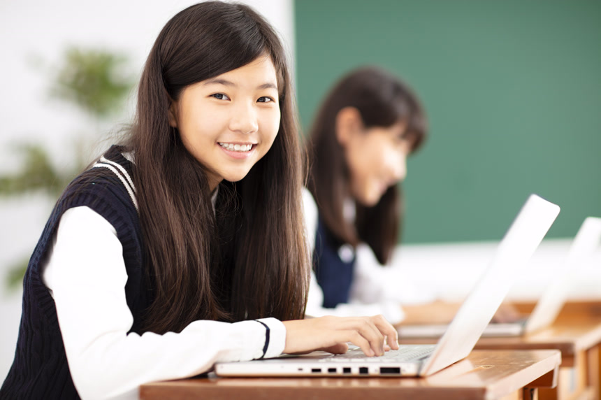 青少年学生在课堂上用笔记本电脑在线学习生活方式学习