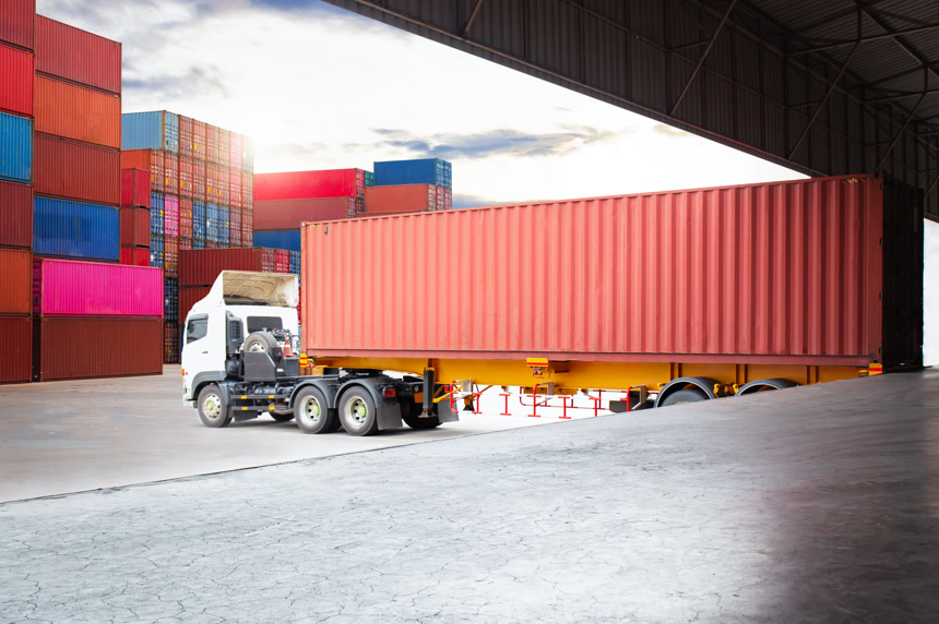 停在停车场上的半拖车卡车交通运输设备