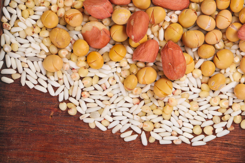 木底上的花生五谷