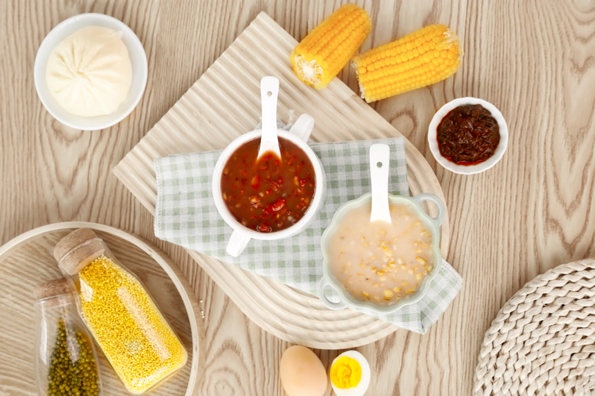 桌子上的营养粥