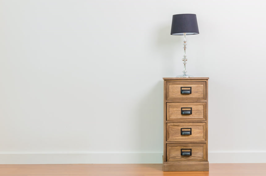 室内床头柜上的灯生活场景