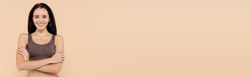 一个快乐的黑发女子双手交叉年轻漂亮的亚洲女子皮肤清新美容肖像