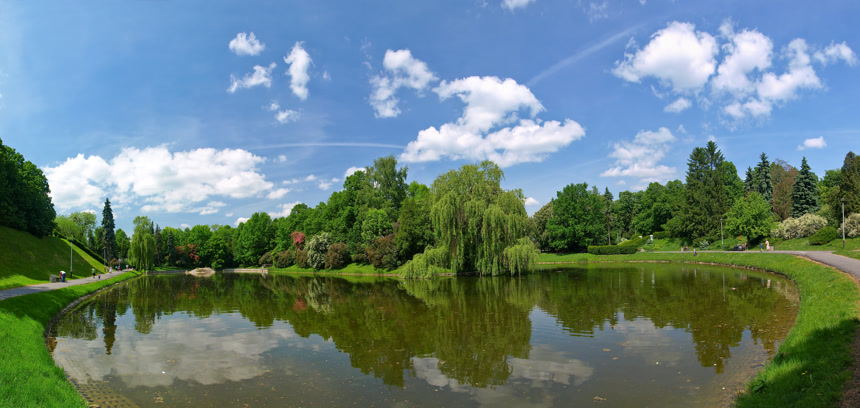 蓝天白云下的平静湖水自然风景