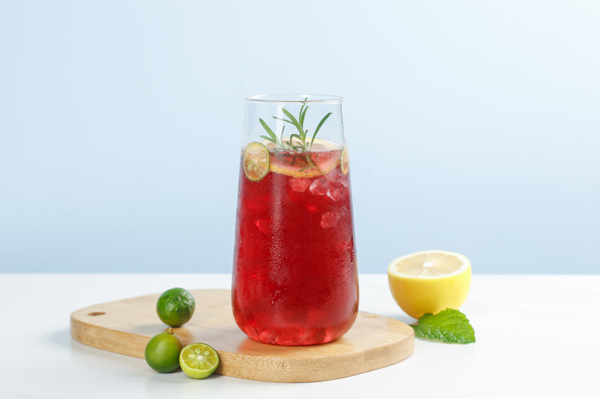 桌子上的夏日冷饮