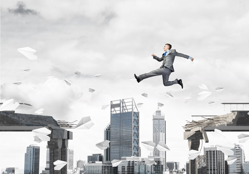 商务男从断裂的混凝土桥梁的一段跳跃起来城市景观背景3d 渲染   克服困难挑战精神概念