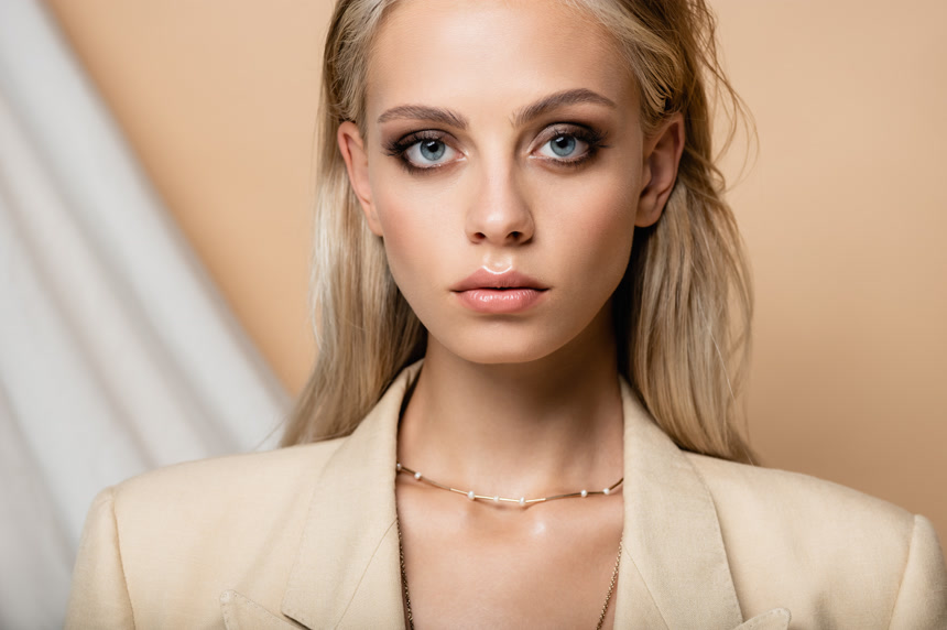 金发女郎的肖像图美业美容