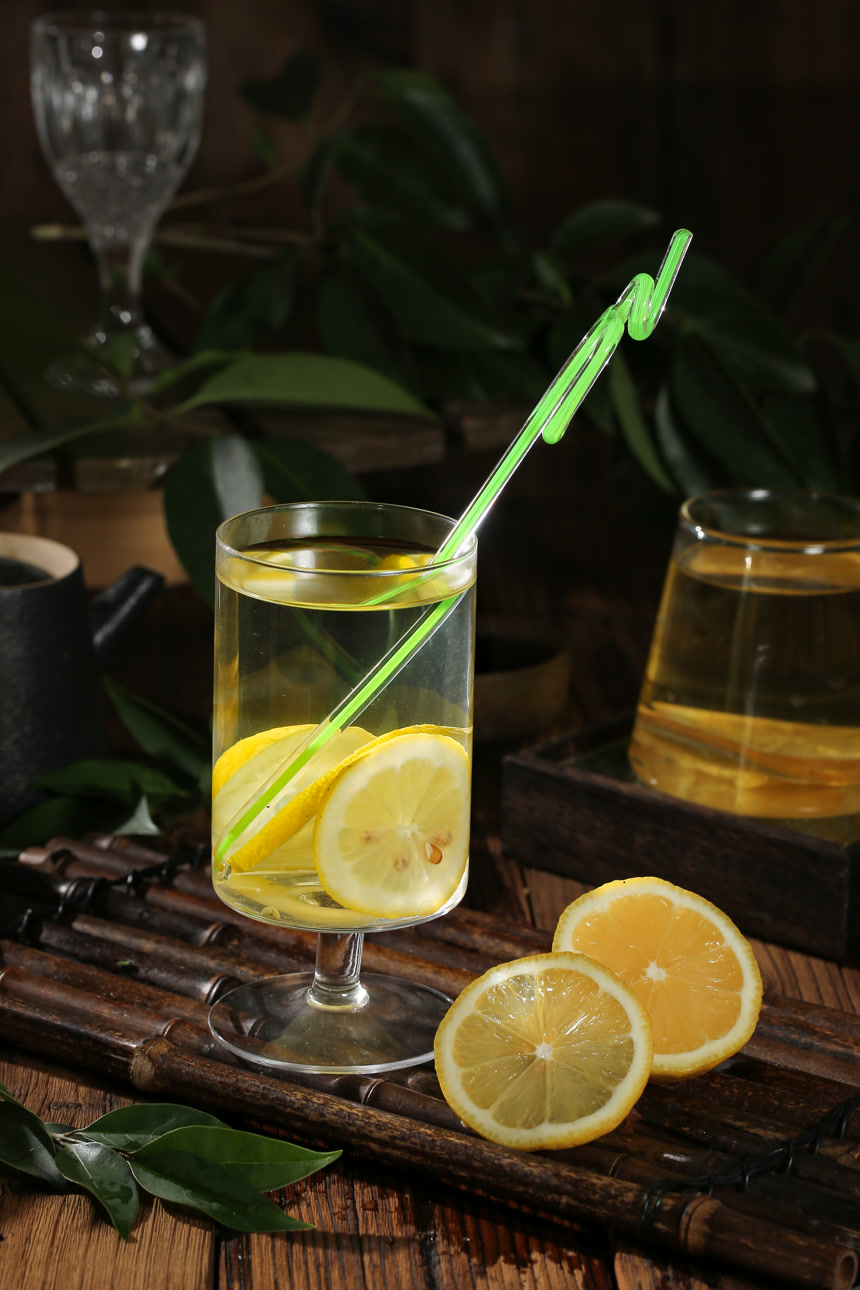 深底上的柠檬水