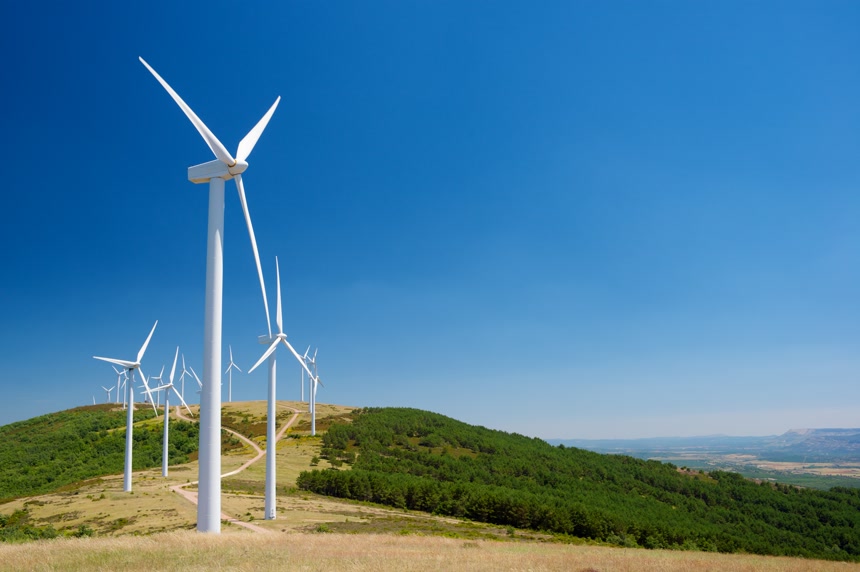 山坡上的风力大发电机新能源