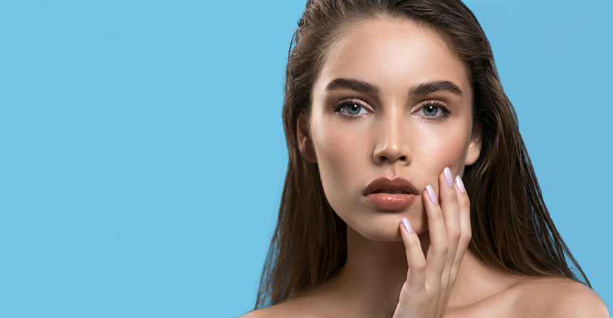 美丽的女人蓝色背景图美业美容