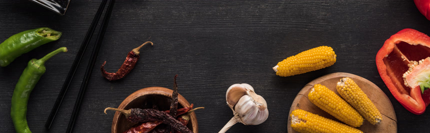 顶部的大蒜，玉米，胡椒粉，杜鹃和筷子在木制灰色表面，全景拍摄生活方式餐饮食材