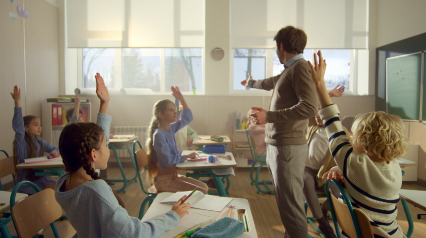 男教师在课堂上提问学生在教室里举手回答教学教育