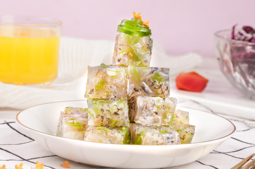 浅底上的鱼皮冻