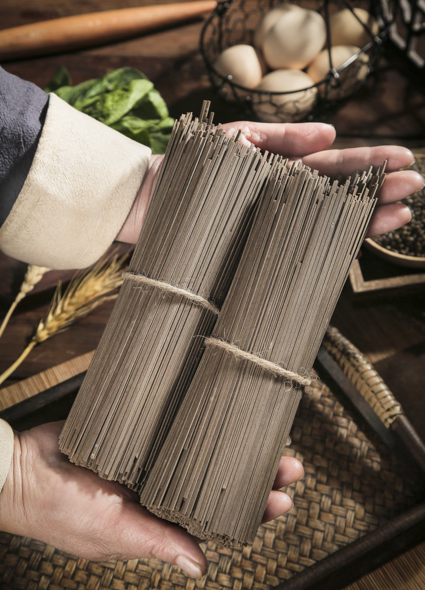 深底上的荞麦面