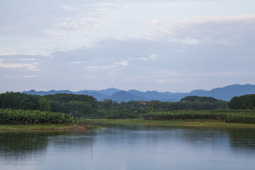 清澈风底的湖水