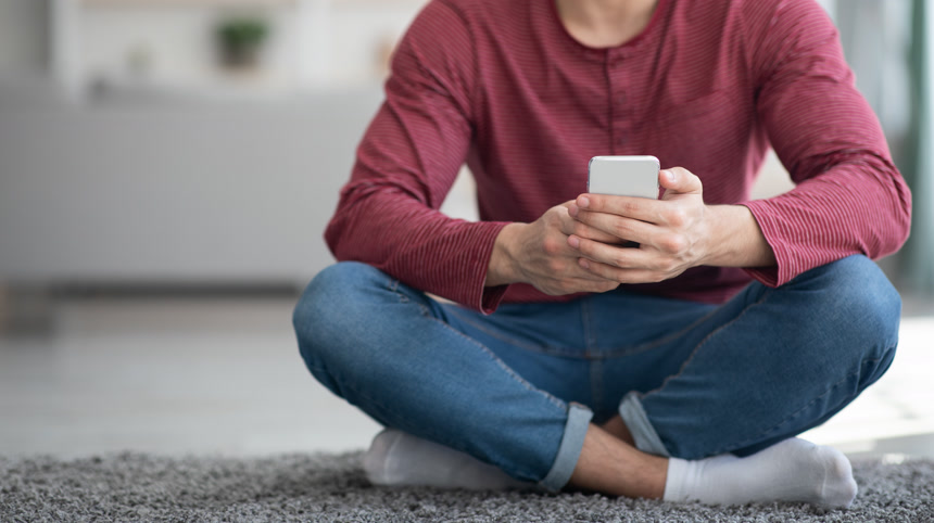 坐着玩手机的男人生活方式