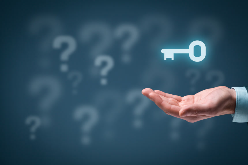 提供业务解决方案的商人手托钥匙商务