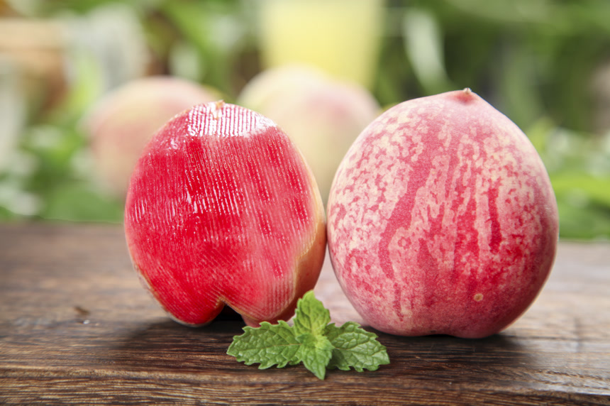 木底上的胭脂红桃子