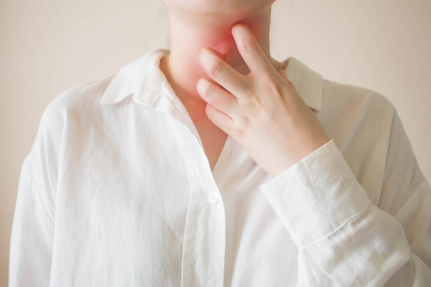 红疹般地抓着她脖子上的痒皮肤发痒卫生保健