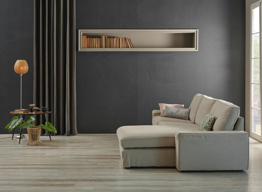 带有沙发和窗帘装饰的灰色石墙客厅室内设计地产宣传