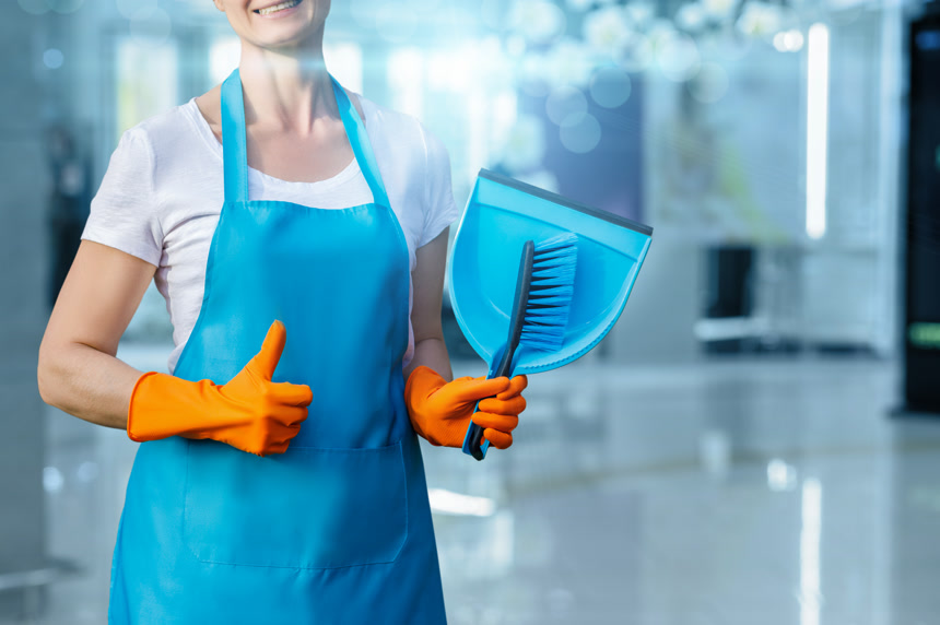 拿着清洁工具的清洁工环保人士家政服务