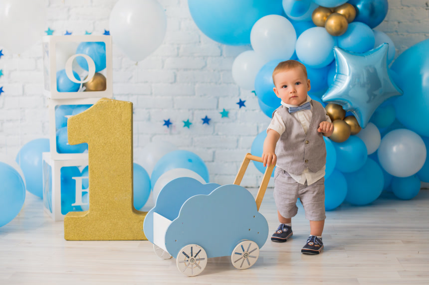 一岁生日的男孩生日派对家庭人像