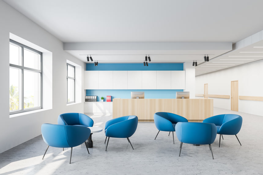 蓝色扶手椅和木制接待台现代医院的内部卫生保健