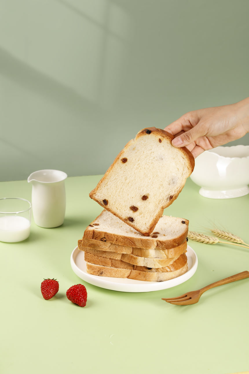 浅底上的葡萄干吐司