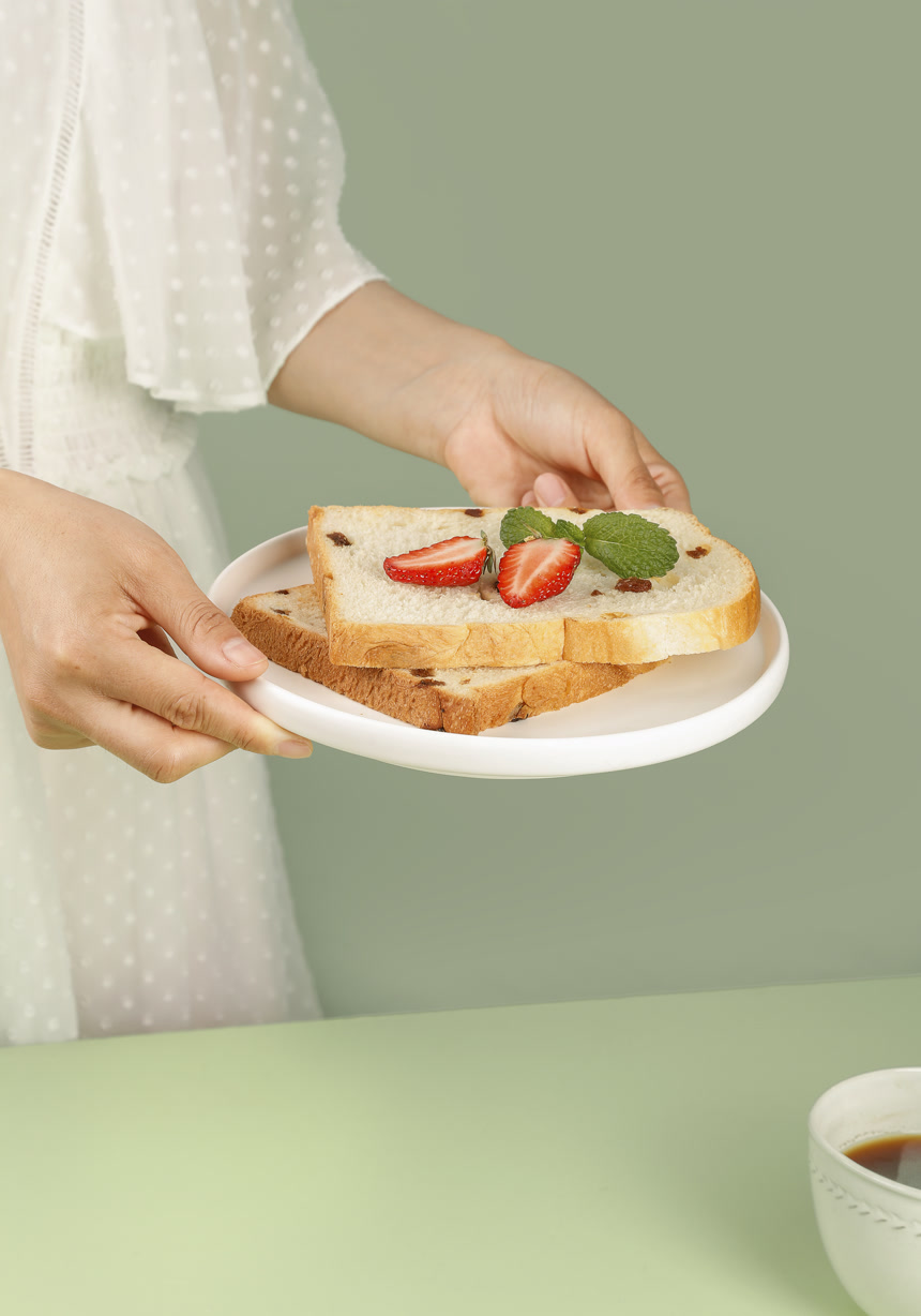 浅底上的葡萄干吐司