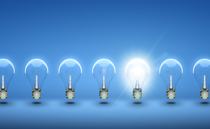 在蓝色背景上的玻璃灯光电灯泡一排 照明构思概念