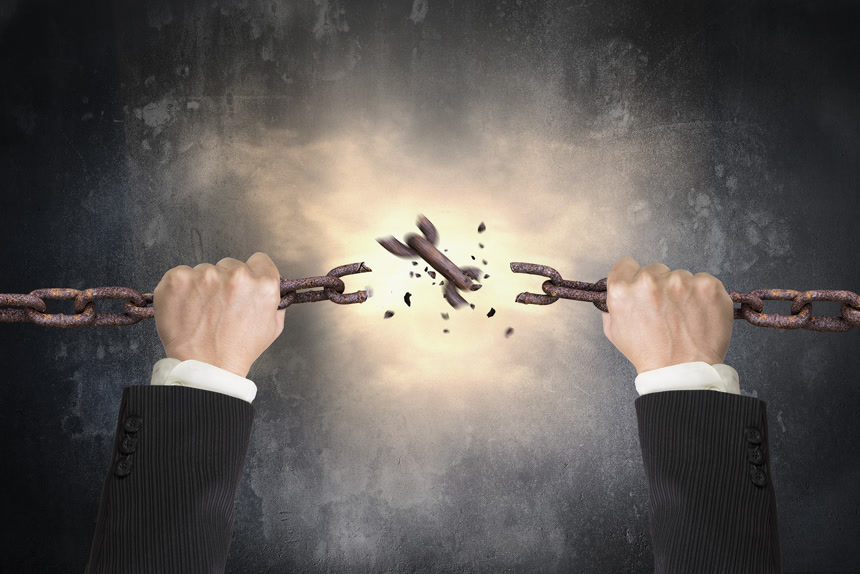 商务商人双手扯断生锈的铁链