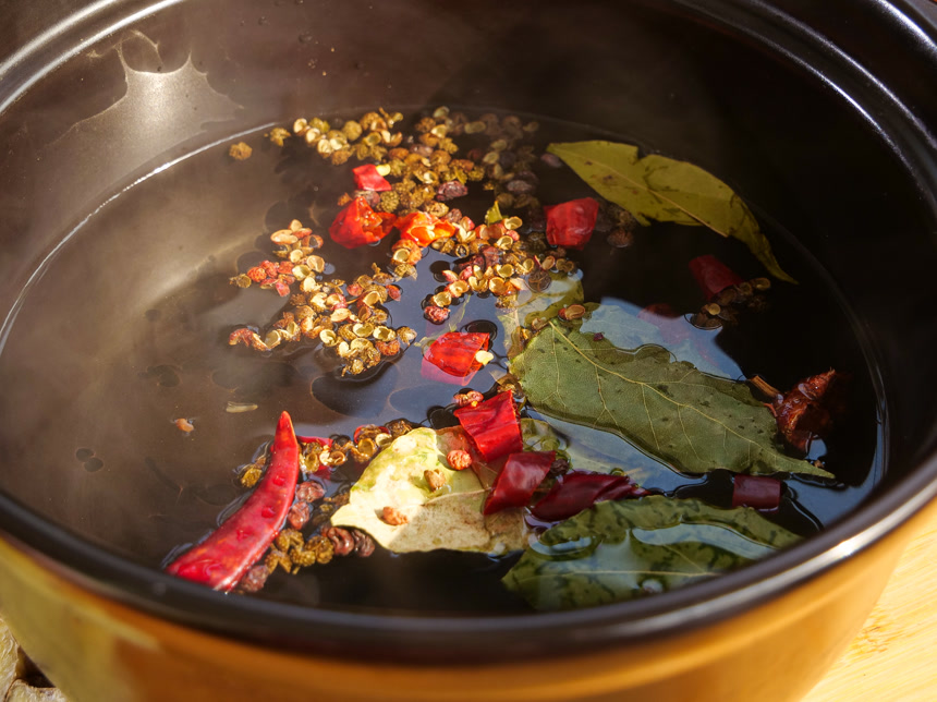 深底上的卤菜材料