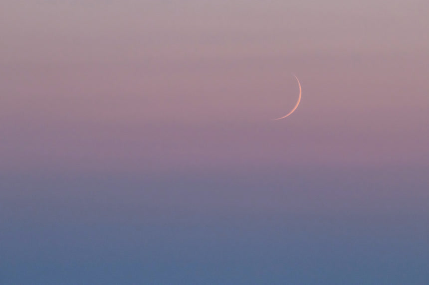 傍晚天空中的月亮摄影图自然景观