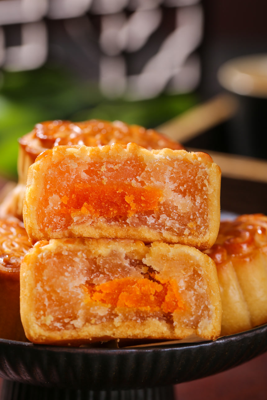 深底上的莲蓉蛋黄月饼