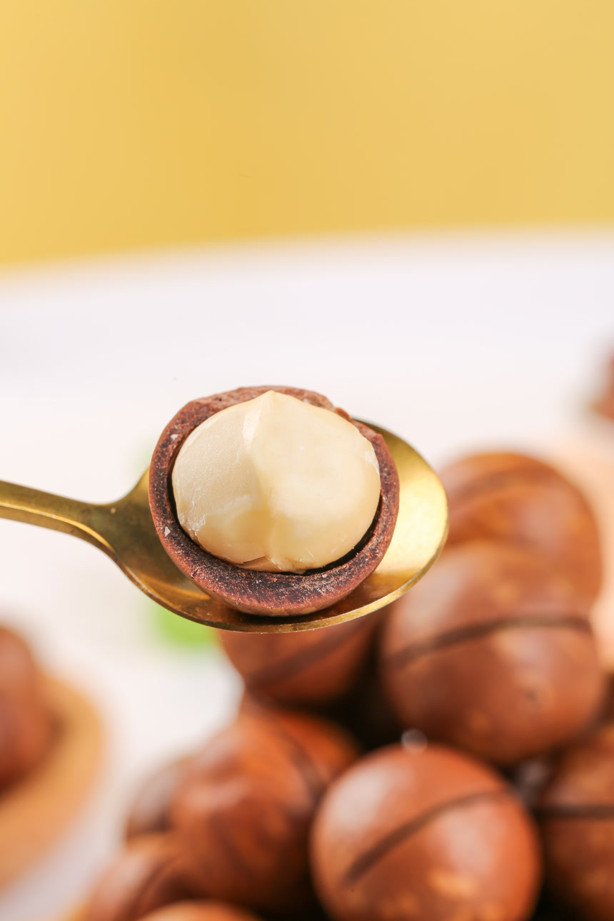 浅底上摆放夏威夷果