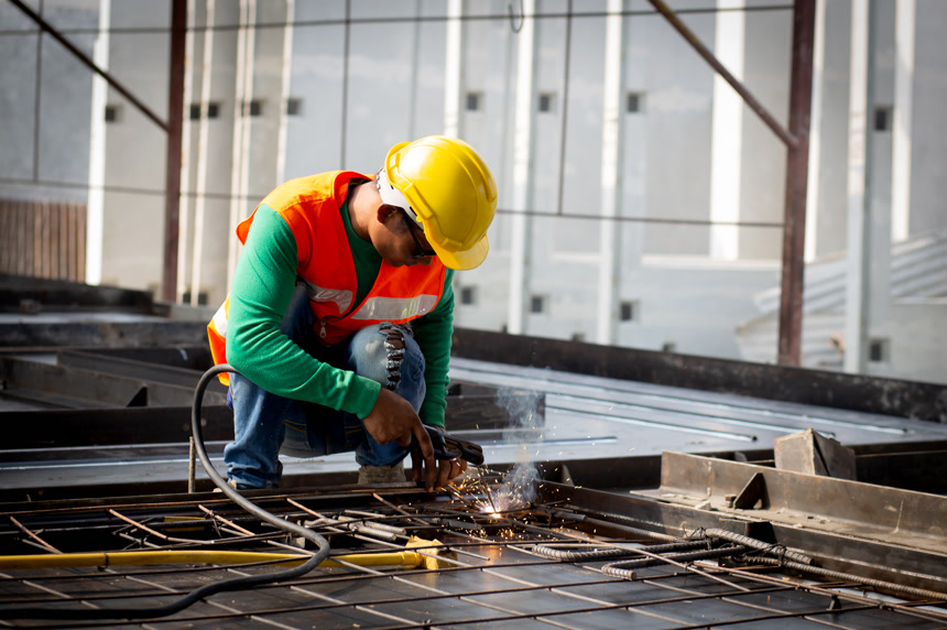年轻的亚洲工人使用机器焊铁手工在工厂焊工或人工焊接接头钢中工作职业技术人员和技能工业概念.
