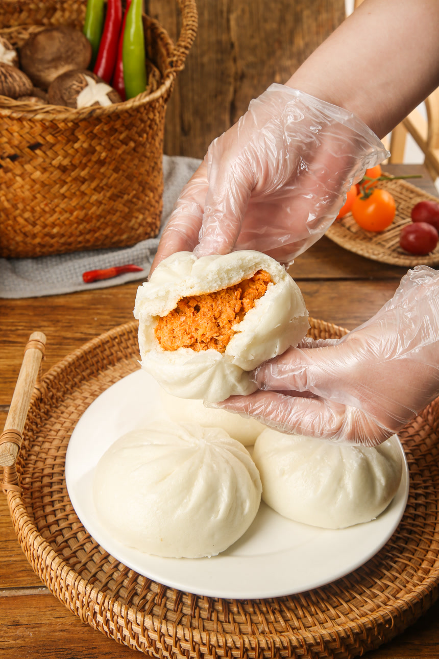 木底上的鲜肉包子