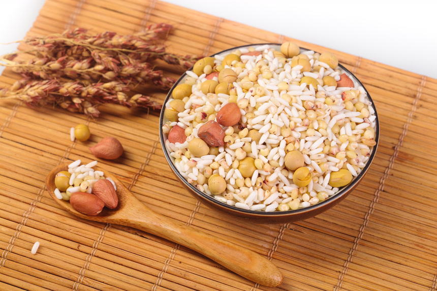 木底上的花生五谷豆浆