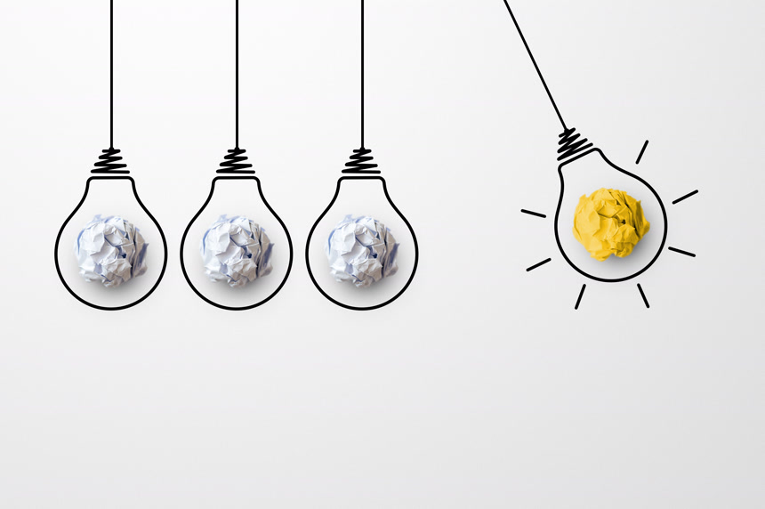 灯泡中的废纸球想法创意广告素材