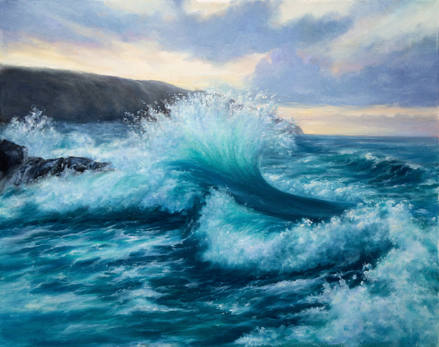 蓝天下波涛汹涌的海浪特写自然风景