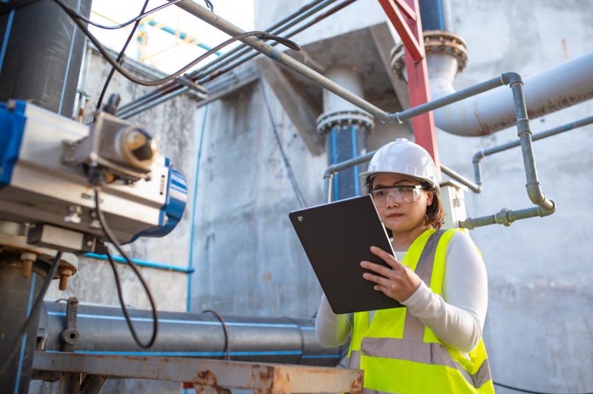 环境工程人员在废水处理厂工作场景工作现场