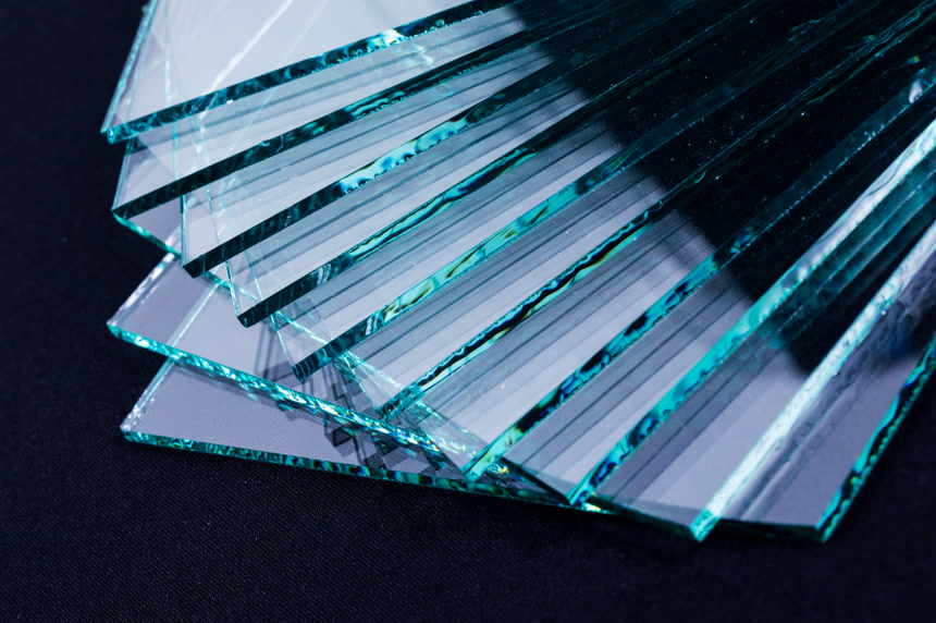 工厂生产的薄板钢化玻璃板切割成相同尺寸