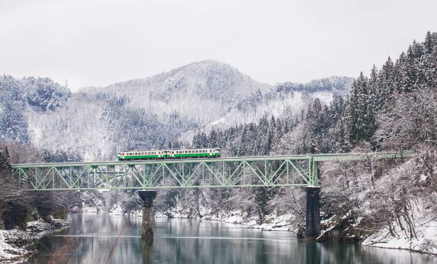 冬季日本三岛山雪景旅游风景