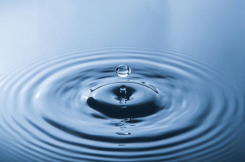 清澈透明清水水滴山泉水广告宣传